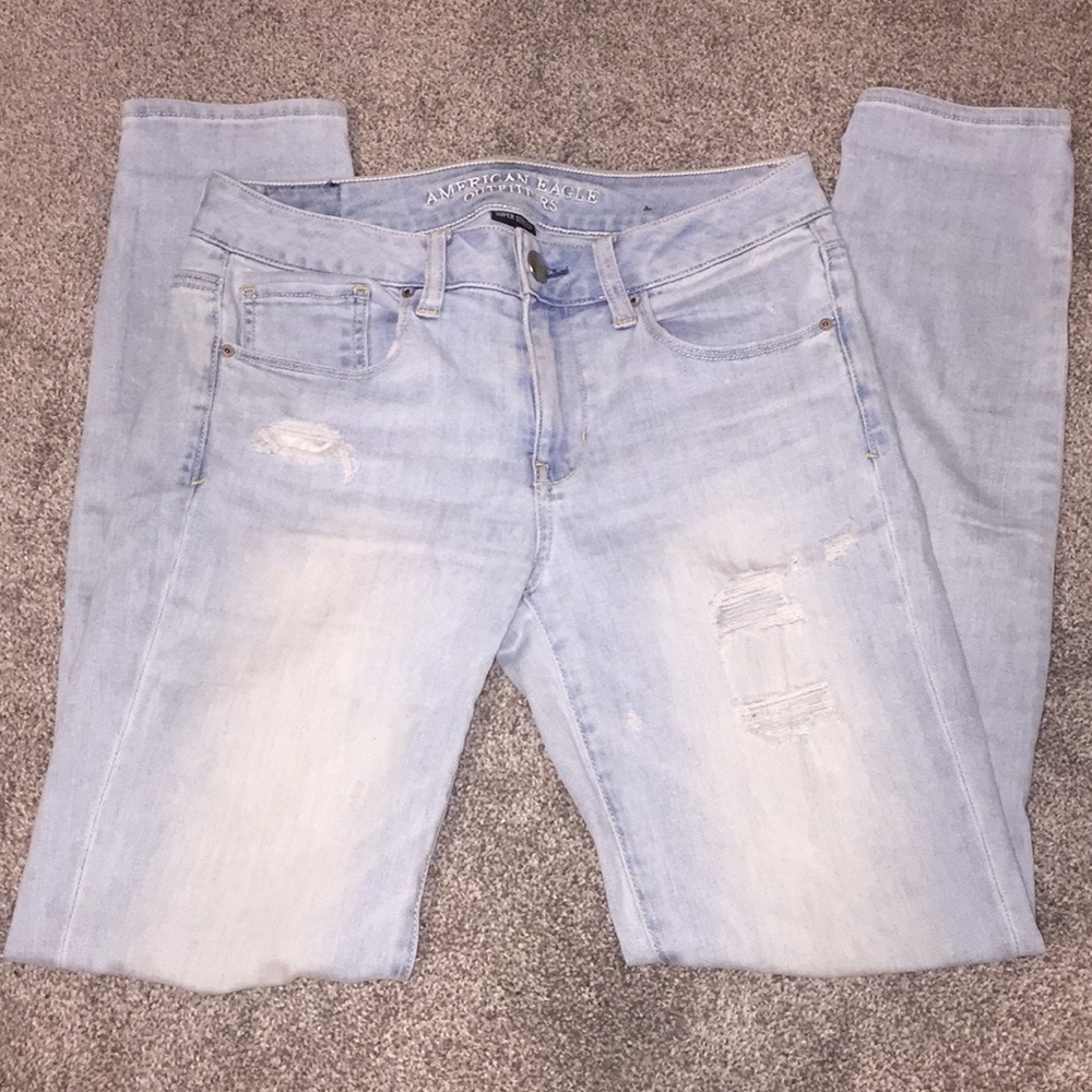 Distressed American Eagle light wash denim jeans!